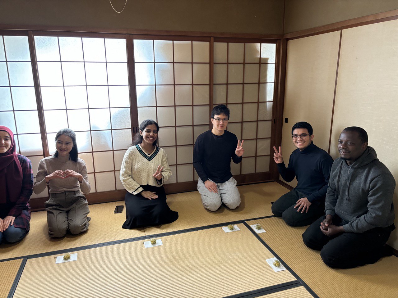 お茶の前に和菓子を楽しむ参加者